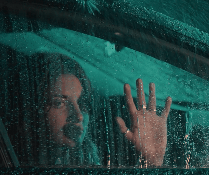 Frau sitzt im Auto und blickt auf eine Zukunft ohne E-Rechnungsviewer von conesprit