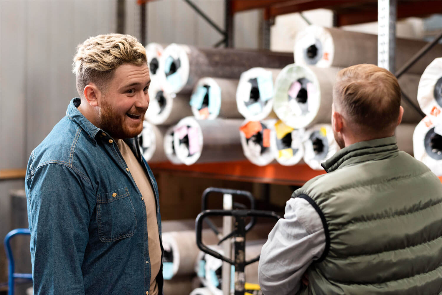 Zwei Mitarbeiter in einem Lager reden über SAP Business One