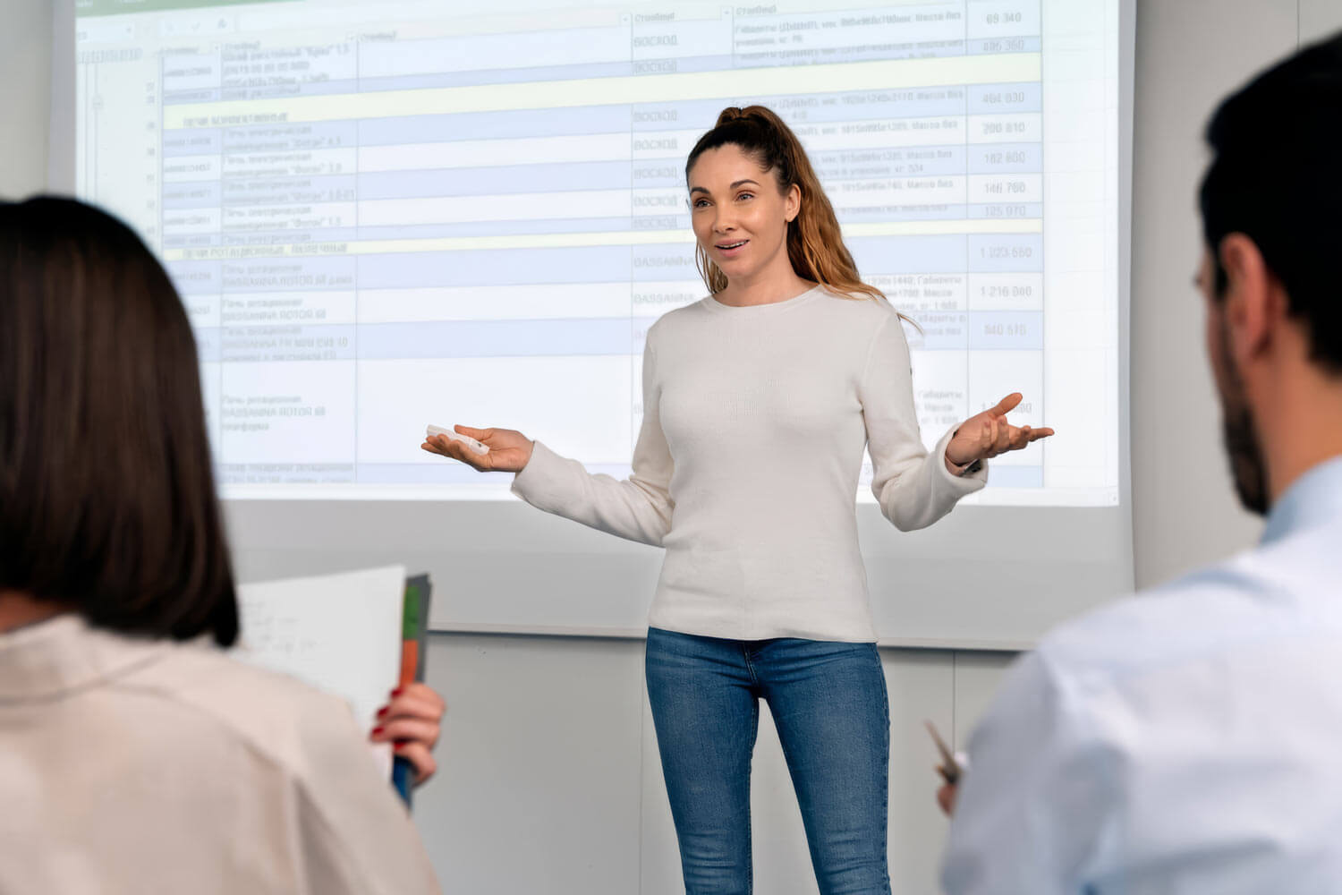 Expertin für SAP Business One gibt eine Schulung in einem mittelständischen Unternehmen