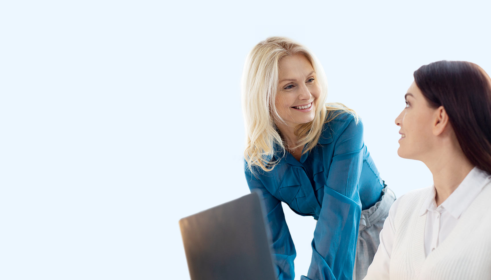 Zwei Mitarbeiterinnen arbeiten mit SAP Business One CRM an PC