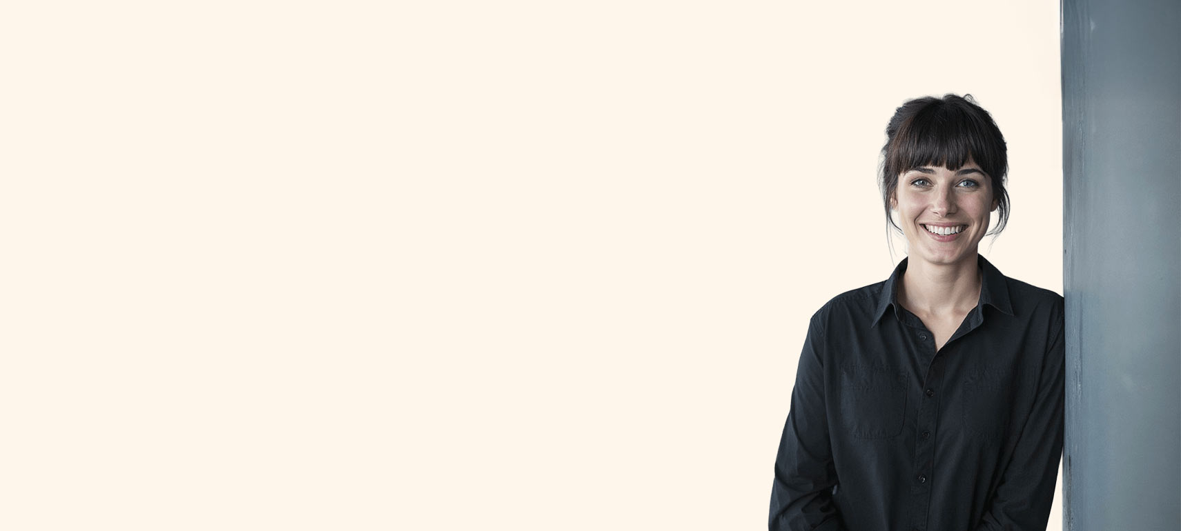 Mitarbeiterin freut sich üebr SAP Business One elektronische Rechnung