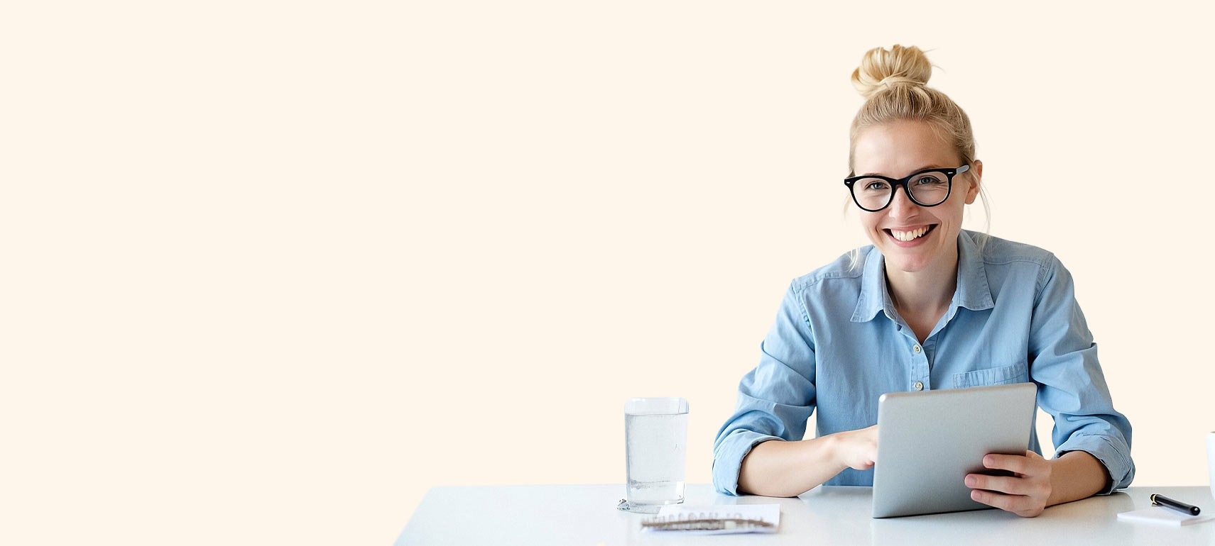 Mitarbeiterin arbeitet mit SAP Rechnungswesen an Tablet im Mittelstand