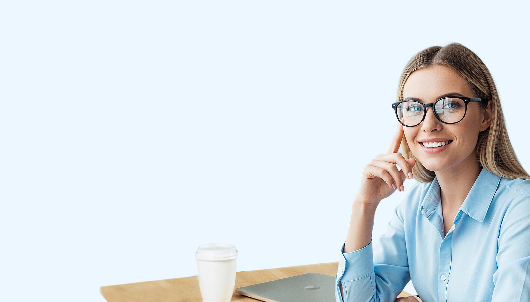 Mitarbeiterin arbeitet mit SAP Business One Finanzbuchhaltung an Tablet im Mittelstand