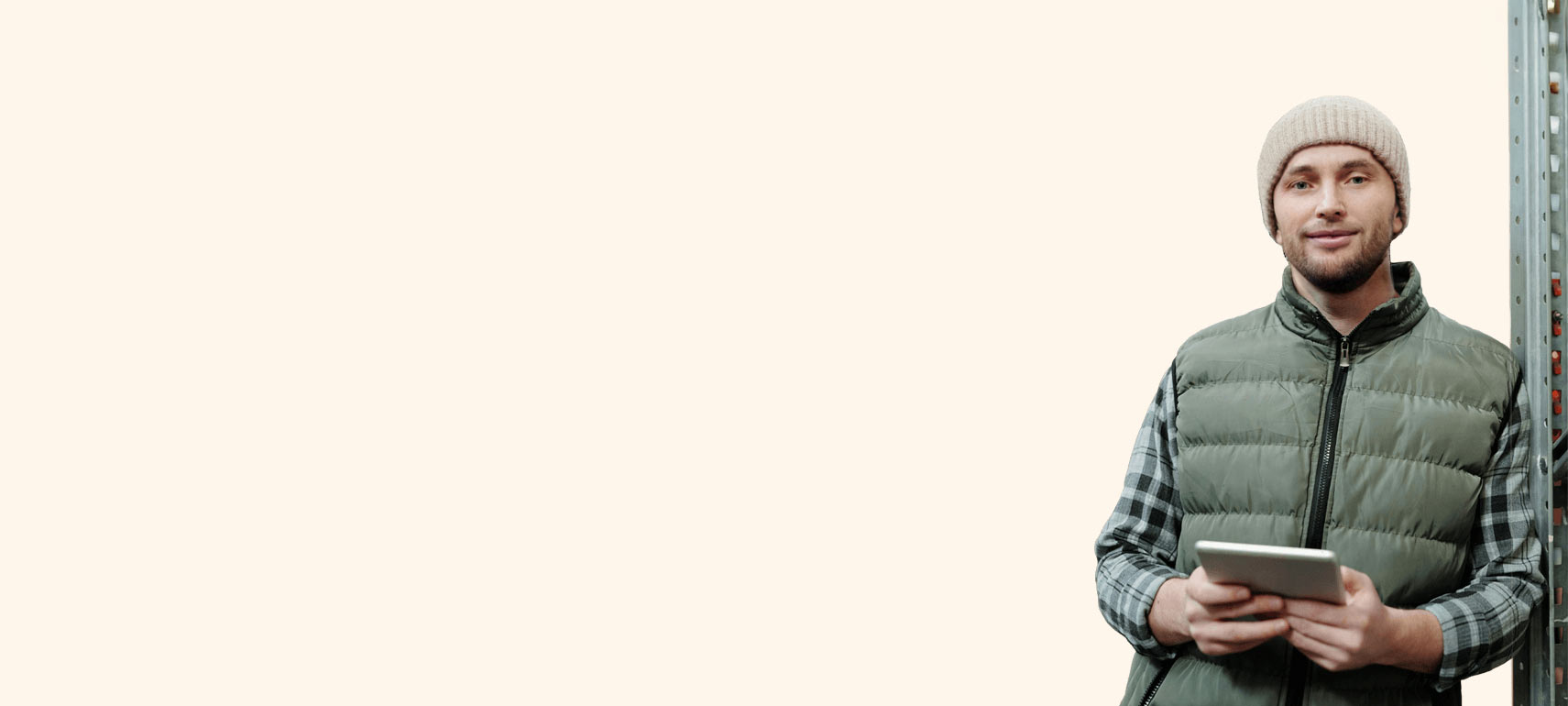 Mitarbeiter eines mittelständischen Unternehmens betrachtet Preise und Kosten für SAP Business One auf Tablet