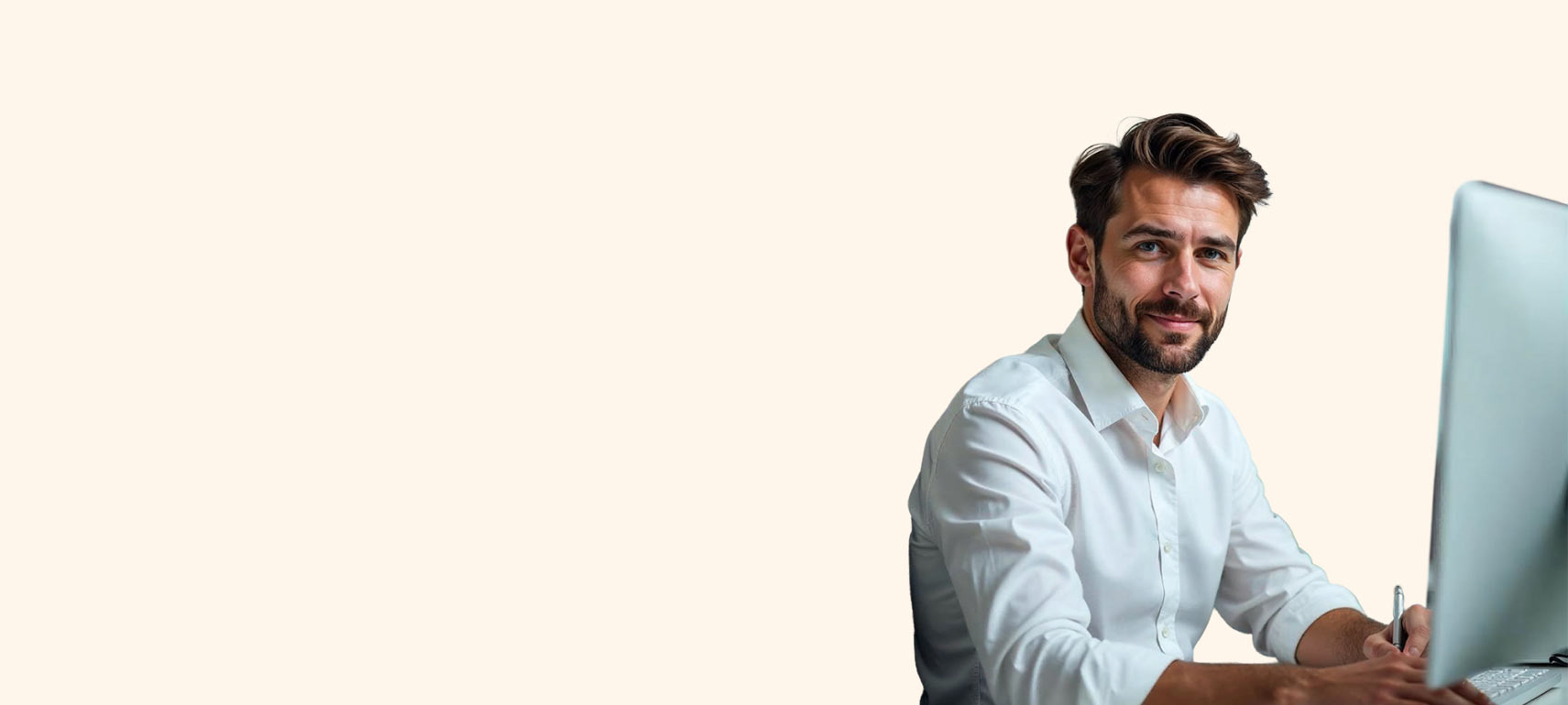 Mann arbeitet mit SAP Businesss One im Einkauf in einem Unternehmen am PC