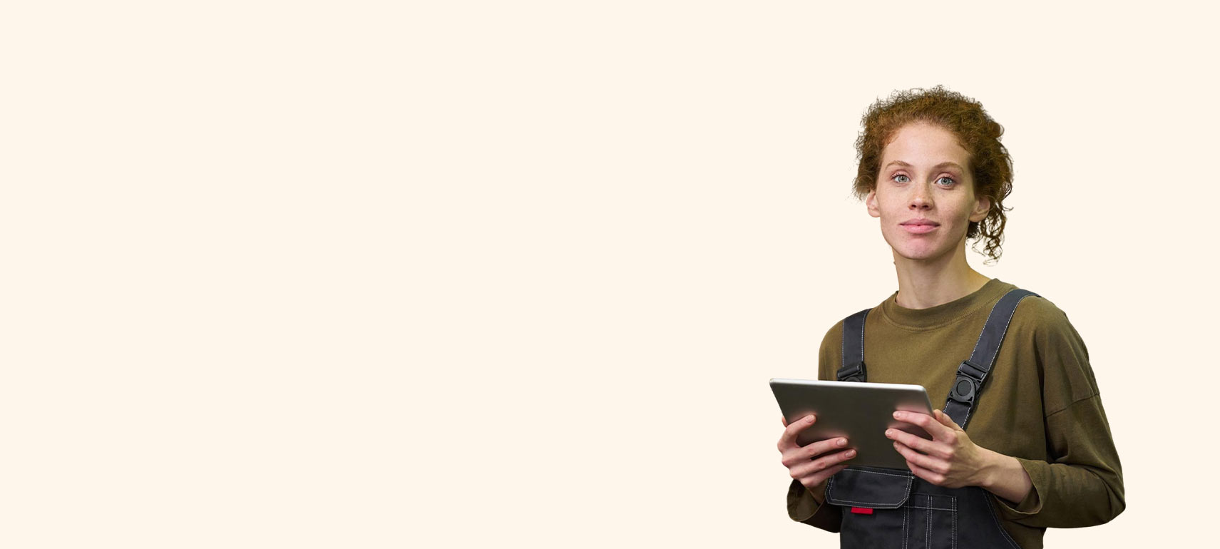 SAP Business One Online Demo wird auf Tablet genutzt von junger Mitarbeiterin in mittelständischem Unternehmen