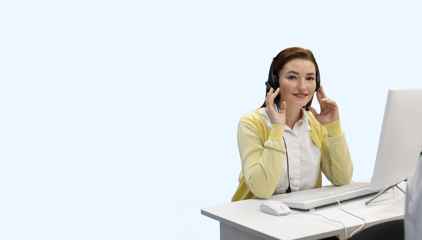 Frau sitzt in Büro und telefoniert mit Kunden von SAP Business One