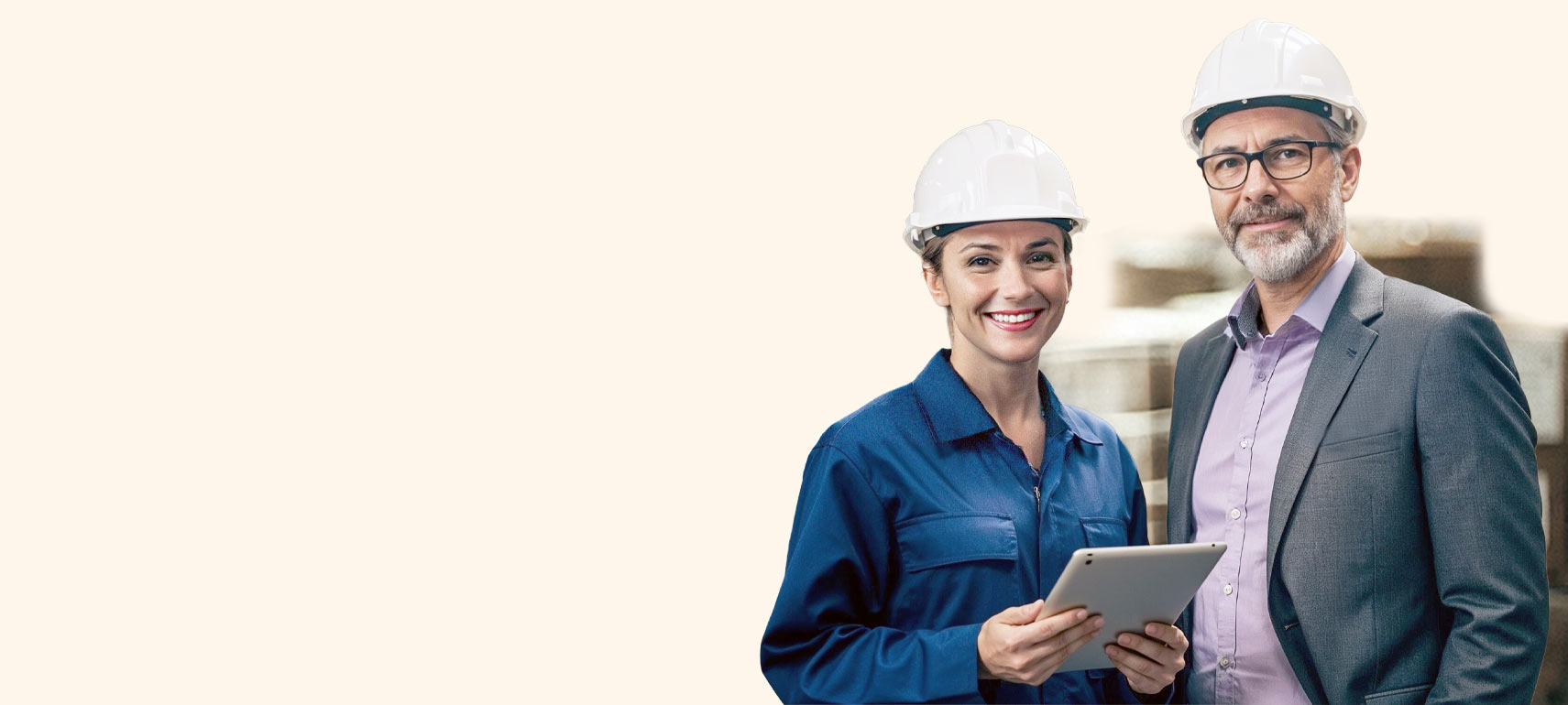 Ein Mann und eine Frau in der Produktionsplanung arbeiten an Tablet mit SAP Business One