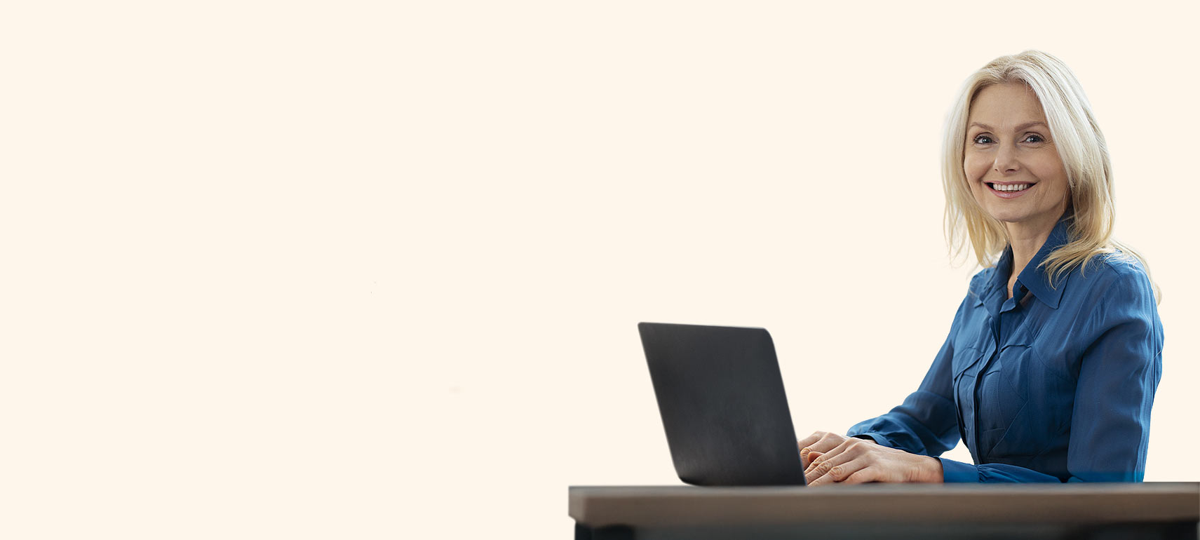 Mitarbeiterin arbeitet an Laptop im CRM System von SAP Business One