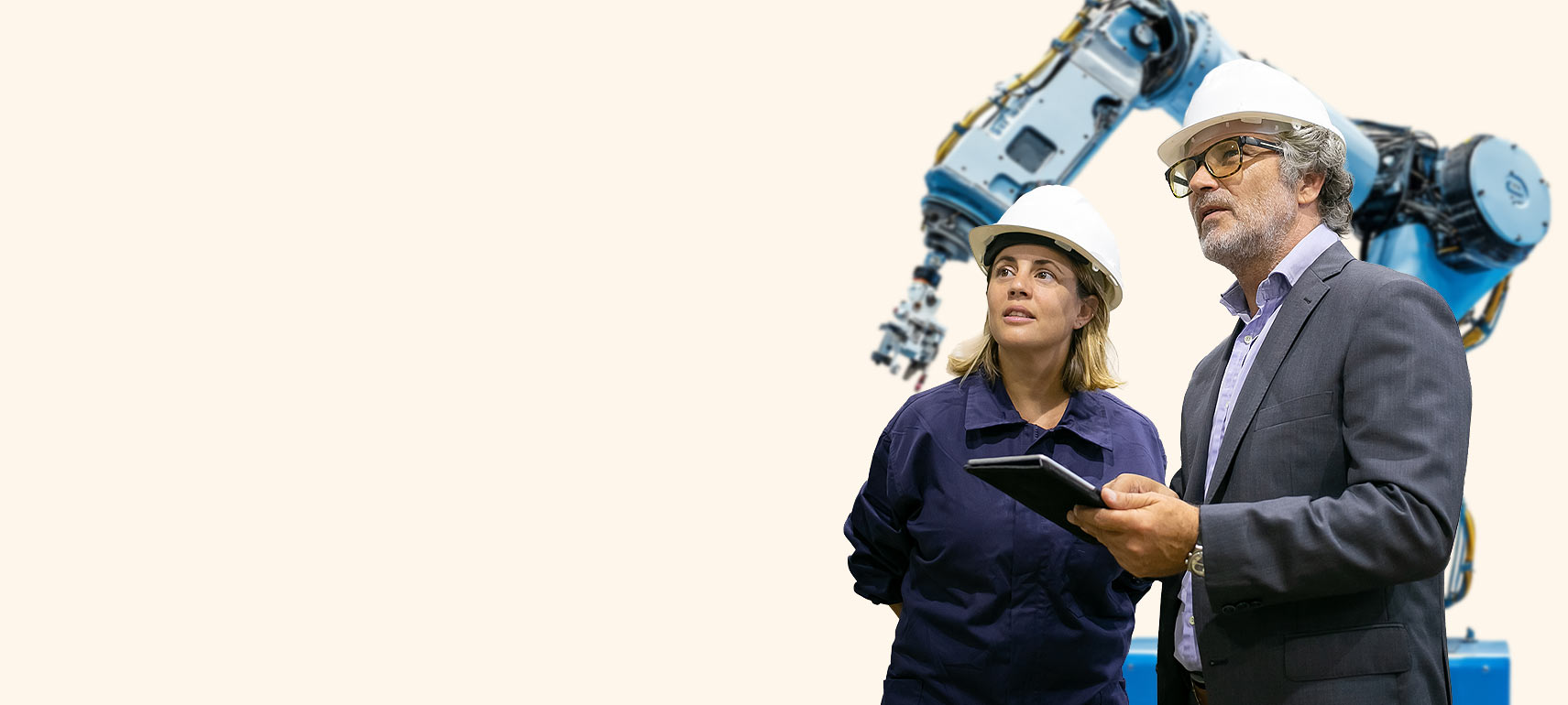 Geschäftsführer und Produktionsleiterin arbeiten mit SAP Business One auf einem Tablet in einer Produktionshalle eines mittelständischen Unternehmens