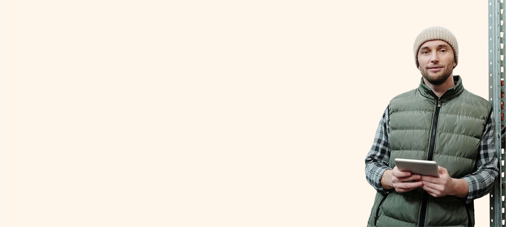 Ein Mann betrachtet auf einem Tablet die Kosten und Preise für SAP Business One