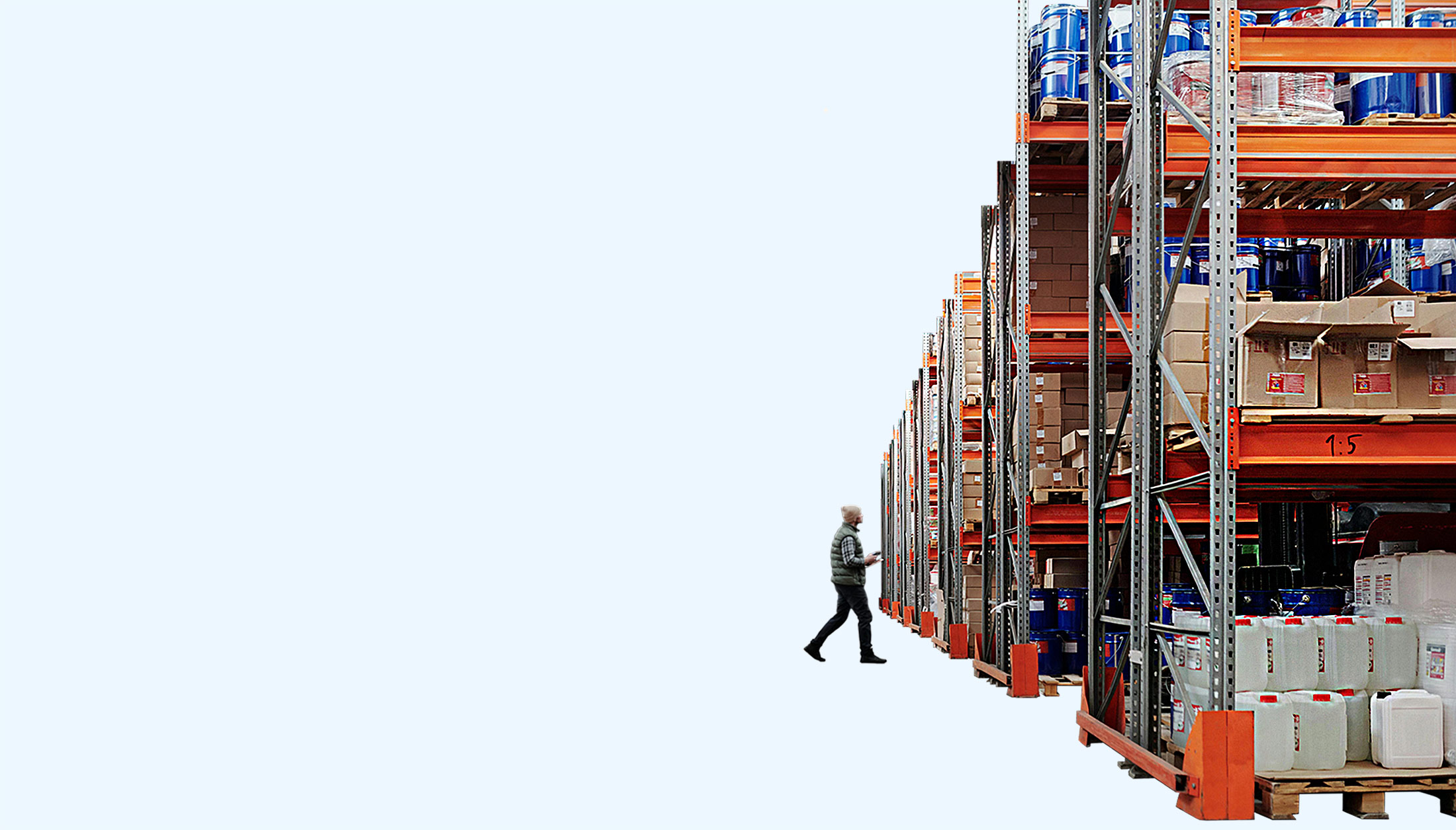 Ein Mann mit mobilem digitalen Gerät, der in einem Lager die Lagerverwaltung betreibt.