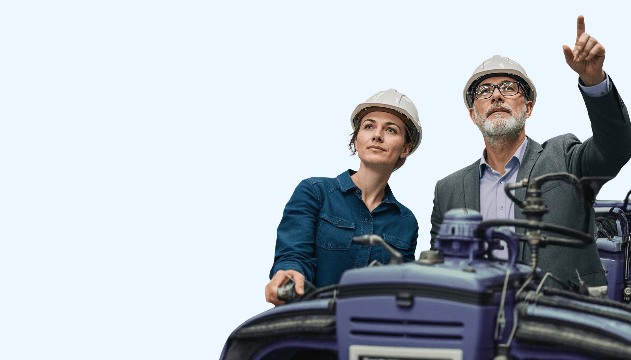 Ein Mann und eine Frau arbeiten mit SAP Business One in der Produktionsplanung