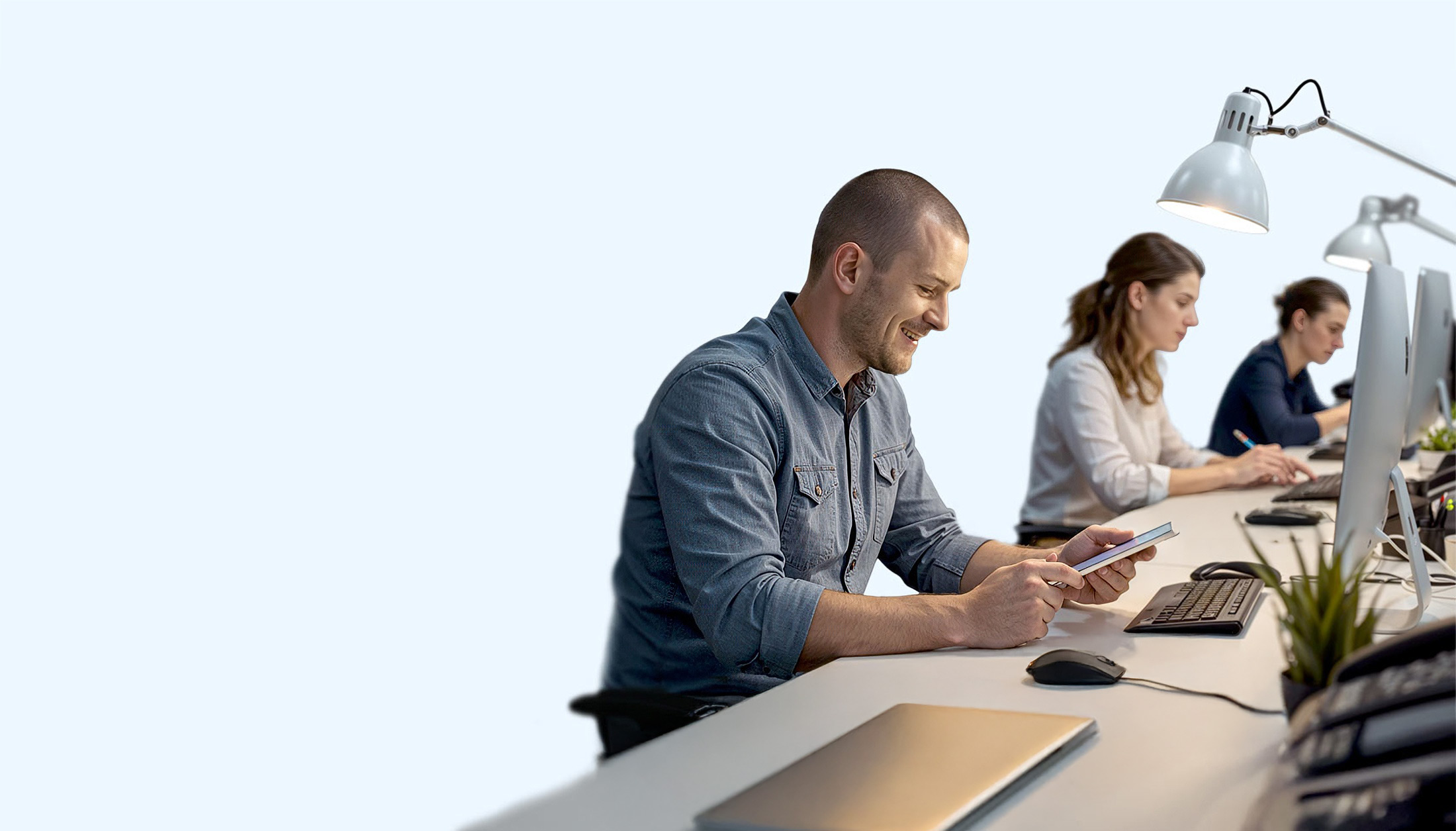 Mitarbeitende im Büro arbeiten in SAP Business One an Tablet und PC mit der E-Rechnung.