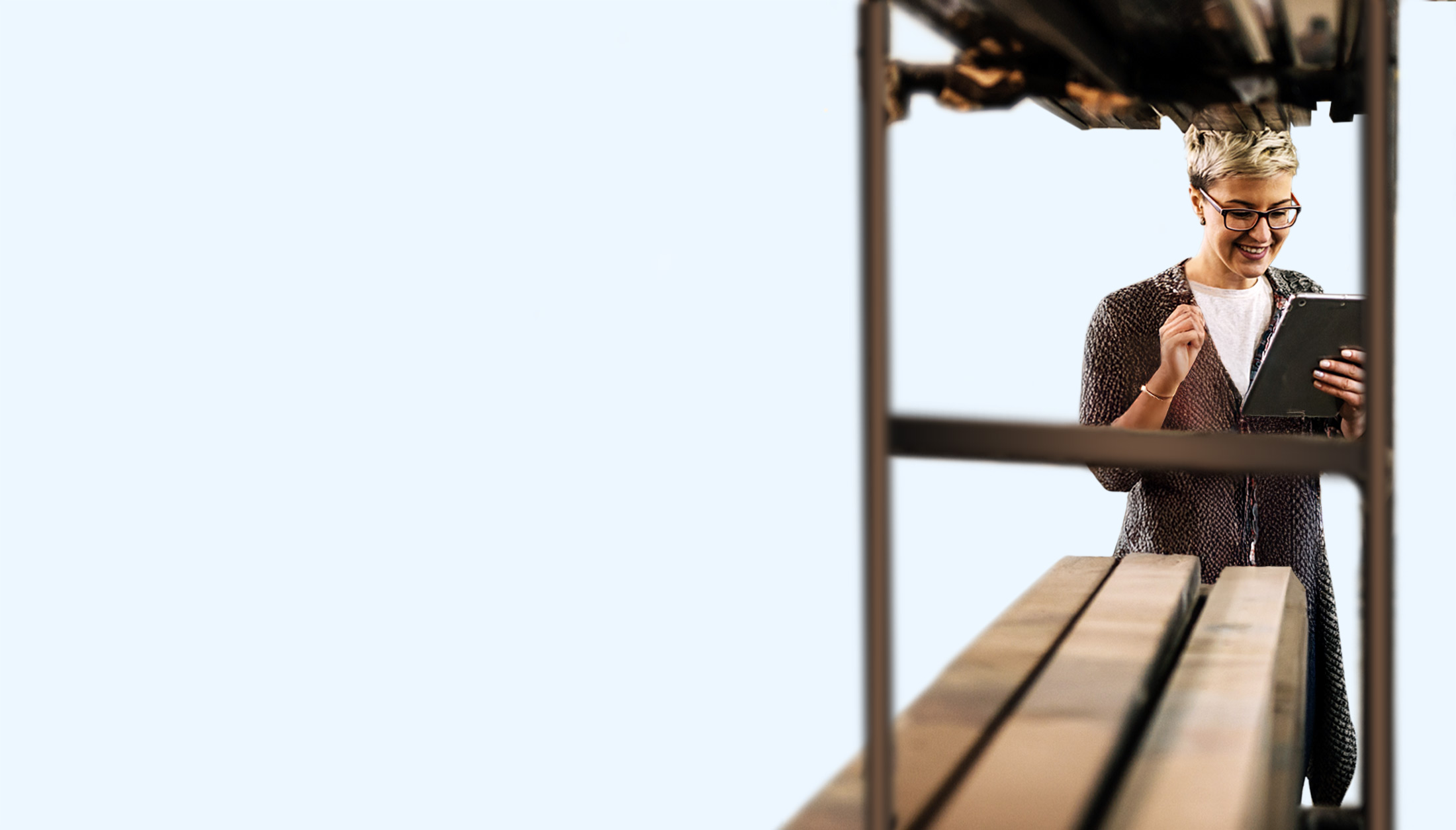 Mitarbeiterin steht im Lager und arbeitet am Tablet mit SAP Business One